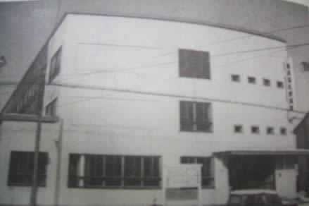 白いコンクリート造りに改造された1964年の札幌病院外観
