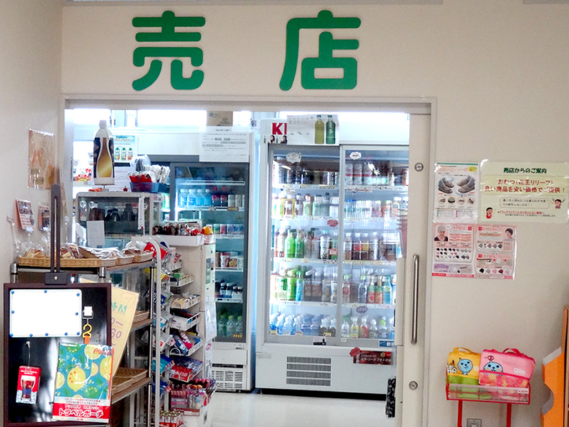 売店入口にペットボトルの飲料水、食品などが陳列されている風景