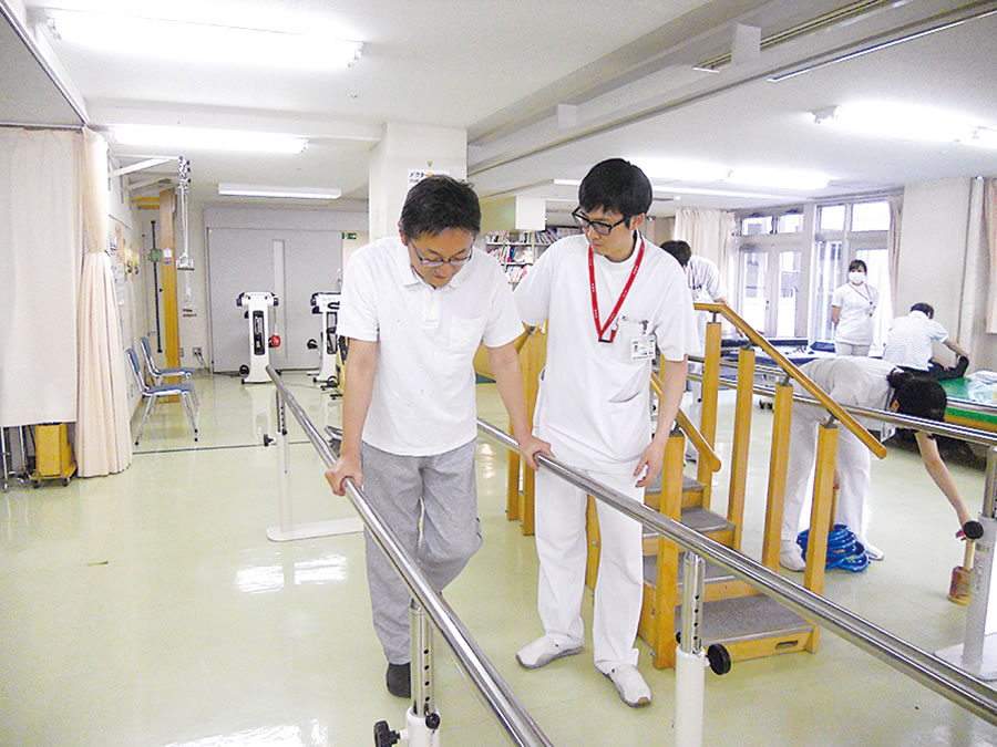 歩行のリハビリをしている様子