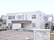 白い外観で2階立ての黒松内町国民健康保険診療所