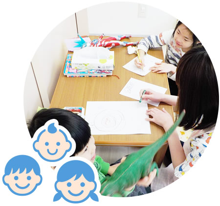 保育士とおもちゃで遊んだり折り紙やぬりえなどをして安静に過ごします