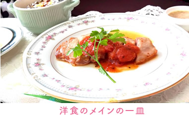 洋食はパンとステーキ、コンソメスープ、サラダ、グラタン、スイーツはケーキやフルーツ。ドリンクは紅茶などがあります。和食は鯛の塩焼き、茶碗蒸し、お稲荷さんなど、スイーツは和菓子、ドリンクはお茶などがあります